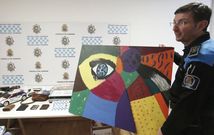 La polic�a custodia objetos curiosos, como un cuadro de grandes dimensiones perdido. 