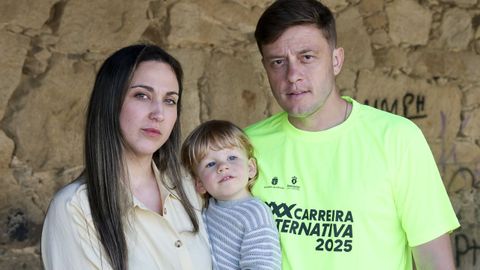 Nuria Paz Abad y Emilio Pieiro Gonzlez, con su hijo Martn, en Pontedeume, donde residen