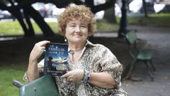 Ana Julia Mart&iacute;nez junto con su sexta novela &laquo;Las estrellas que me llevan a ti&raquo;
