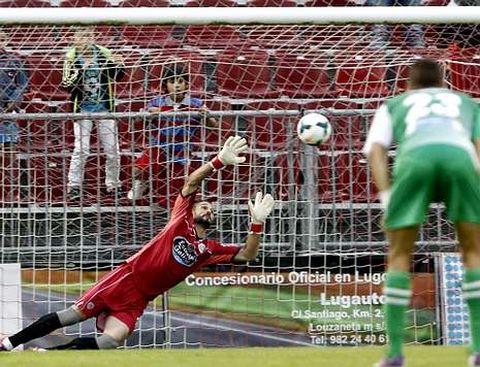 Dani Mallo, intentando atrapar el bal�n en el penalti que supuso el 1-2 del Girona.