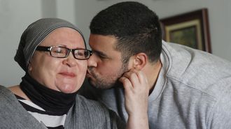 Mar�a Teresa Villar, en la foto junto a su hijo Omar, lo tiene muy claro: �No es el momento de irme�.