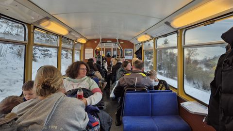 El viaje hasta Rochers deNaye, donde Pap Noel tiene su casa a 2.042 metros de altitud, se hace un en un pequeo tren y dura algo menos de una hora