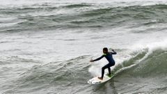 Surf en las playas de la r�a en invierno