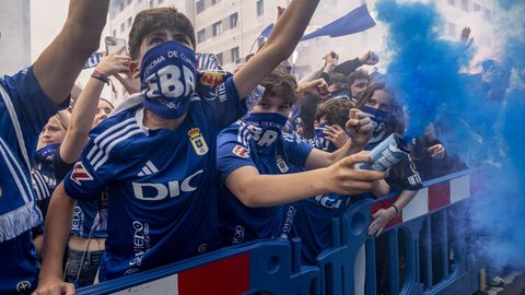 As fue el emocionante recibimiento al autobs del Real Oviedo antes del choque ante el Almera