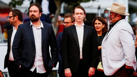 El director Justin Kurzel, el actor Caleb Landry Jones y el productor Nick Batzias, a su llegada a la proyeccin en Cannes del filme Nitram.