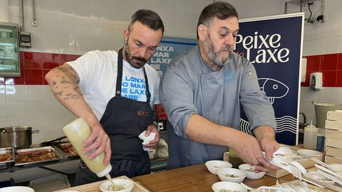 Mosteiro, a la derecha, preparando el pescado en una de las ediciones anteriores