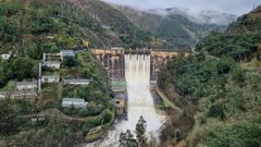 La presa de Os Peares descargando agua