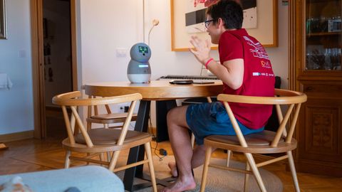 Interacci�n del robot con uno de los ni�os que participaron en la prueba