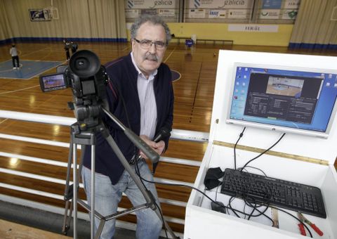 Leopoldo Ib��ez, presidente del Universitario, con el micro, desde donde narra los partidos. 