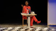 La oferta de Harmat�n comenz� con una obra de teatro