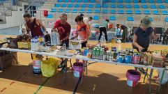 Voluntarios organizan la ayuda en el polideportivo municipal de Quiroga