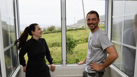 Mariona Gil, catalana nieta de gallegos, y Ariel Grossman, en Os Faroles con la playa de Esteiro al fondo cubierta por la niebla