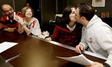 Los novios celebran con un beso en el concello su nuevo estado.