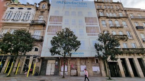 La alineación de edificios que proyectó Vázquez-Gulías en la plaza Bispo Cesáreo tiene un desigual estado de conservación.