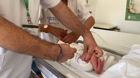 El pequeo Mateo recibe la vacuna contra el VRS en el Hospital de Ourense