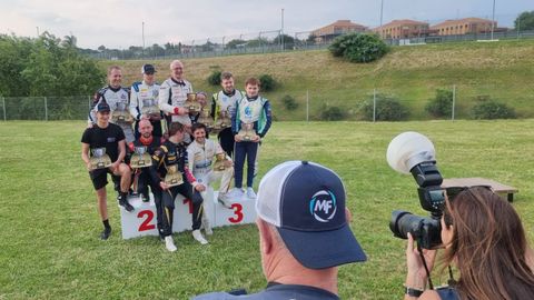 Evan, el segundo por la derecha de pie, en el podio de Sud�frica.