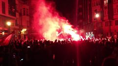 La afici�n sportinguista festeja la permanencia al pie de la estatua de Pelayo