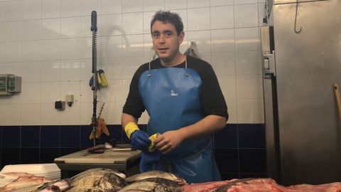 Nicols Pereira vende pescados en Nico, su puesto en el mercado de A Magdalena