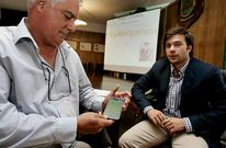 Sanju�s mostr� en el acto de presentaci�n su tel�fono con la aplicaci�n ya descargada . 