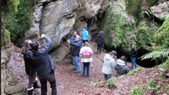 Un grupo de visitantes en un recorrido guiado por el Val das Mouras