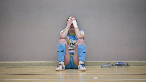 Una jugadora del Marn se lamenta tras perder el partido de la semana pasada en casa y acercarse al descenso