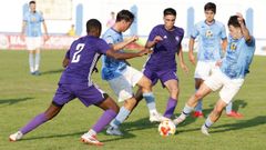 Yago Cruña y Jacobo pugnan por un balón con varios jugadores del Atlético Montañeros en el partido disputado este miércoles