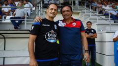 Los exdeportivistas Javier Manjar�n, ayudante de Crist�bal en el Racing, y Alfredo Santaelena, actual t�cnico del DUX Internacional de Madrid, en la ciudad deportiva de Abegondo