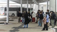 Varias personas esperan ayer veh�culo en la estaci�n de autobuses de Vigo durante la huelga de trenes 