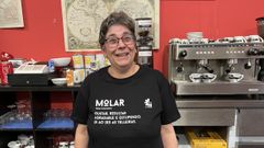 Mabel, la responsable de la cafeter�a del centro naron�s, luciendo la camiseta. 