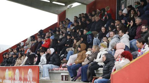 A pesar del fr�o, las gradas del campo de Santa Cruz se llenaron de aficionados de ambos equipos. 