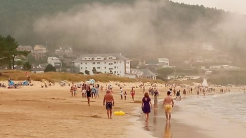 La playa de Area este sbado por la tarde, tras izarse la bandera roja y ordenar a los baistas salir del agua