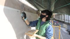 Carola Carrot traballar� ata o domingo no mural esgrafiado do Centrad