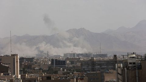 Humo por la explosiones en Ir�n