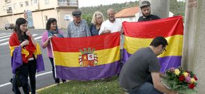Os participantes efectuaron unha ofrenda floral.<span lang= es-es > </span>