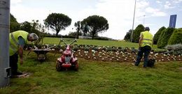 Operarios de jardiner�a y mantenimiento trabajaron en zonas por las que pasar� la Vuelta. 