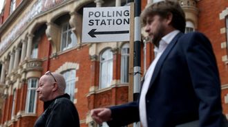 Electores dirigi&eacute;ndose a un colegio electoral este mi&eacute;rcoles en Londres