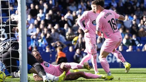 Borja Iglesias, en el momento en el que marca un gol legal que no subi� al marcador.