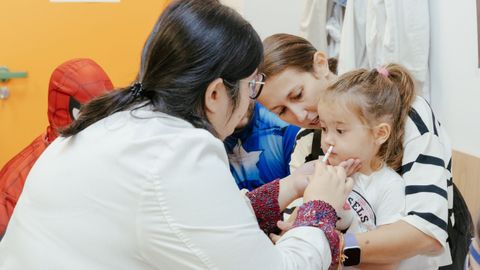 La vacuna intranasal consiste en poner un par de gotas en la nariz del nio.
