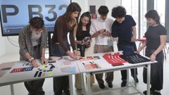 Una representacin de los estudiantes de Deseo que realizaron la coleccin de productos de la Bienal de Arte de Pontevedra, este jueves, en la facultad