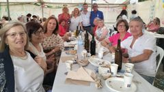 Los homenajeados en Vite (de pie, en el centro) durante la celebraci�n.