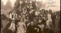 La lluvia, habitual en esta romeria, no amilan� a estos asistentes al San Mateo, en septiembre de 1944
