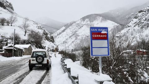  Vista del acceso al puerto de San Isidro este jueves. La nieve mantiene cortado el trfico en cinco puertos de montaa y en siete tramos de la red secundaria de carreteras del Principado y adems obliga al uso de cadenas en otro medio centenar de vas, informa el 112