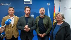 El presidente del PP de Asturias, �lvaro Queipo, junto al diputado Manuel Cifuentes y dos miembros del grupo de trabajo de la ley LGTBI de Asturias, Borja Ibaseta y �ngeles Fal.