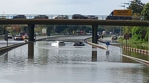 Imagen de la inundación en la carretera C-32 en Castelldefels-Sant Boi (Barcelona)