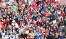 Profesores, padres y alumnos escenificaron el aniversario con una gran concentraci�n en el patio del colegio. 