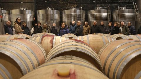 Los suscriptores de La Voz en la zona de la bodega destinada a los vinos de crianza.