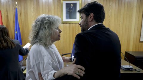 Diana Pieiro recibe la felicitacin de Diego Alcantarilla en el pleno del pasado lunes.