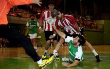 Calvete intenta un lanzamiento ante la oposici�n de dos rivales y con Manuel (21) siguiendo la jugada.