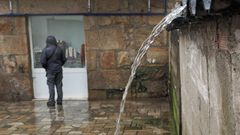 Padr�n, intransitable porque los canalones vierten a la calle