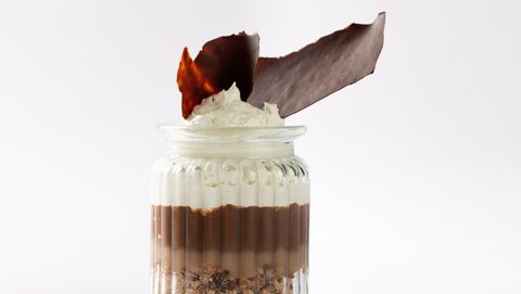 Larpeirada da horta en el restaurante TS A Casa, en la ra de San Pedro, 113. Base crocante de faria de castaa con crema de compota de castaas, capa tipo ganach feita con leite de coco e chocolate negro e cuberta tipo mousse de pementos de Padrn.